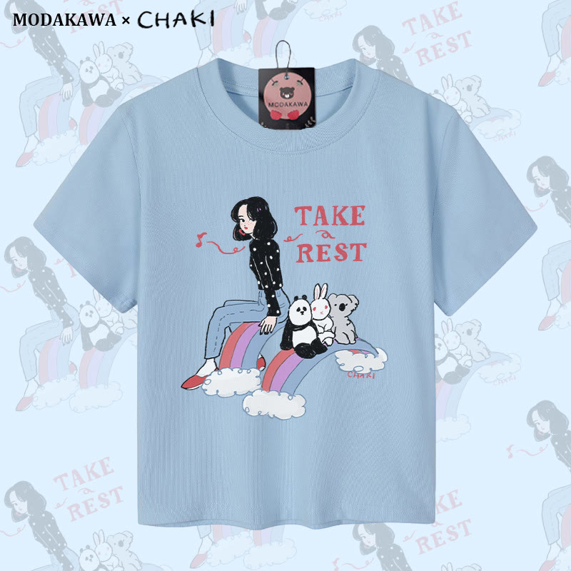 TAKE A REST Mädchen sitzt mit Tieren auf Regenbogen-Grafik Crop-Top für Damen, 92 % gekämmte Baumwolle - Blue - XL - image 3