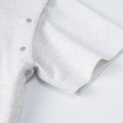 T-Shirt mit abnehmbaren Ärmeln und Jeans mit weitem Bein - image 7