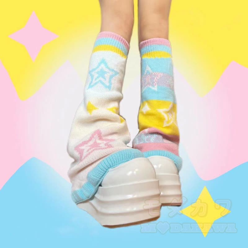 Farben , sternenbedruckte, ausgestellte Stricksocken im Y2K-Stil  - image 4