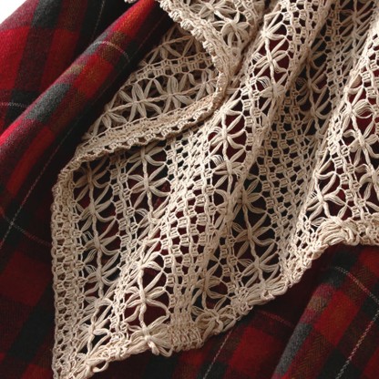 Strickpullover mit Taschen, karierter Rock, passendes Outfit - image 4