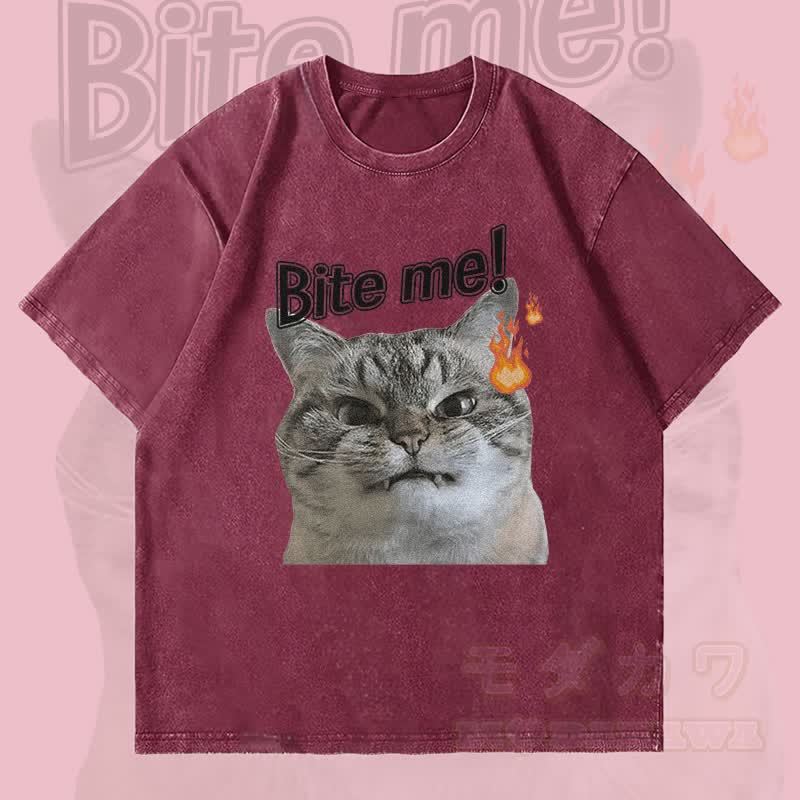 MODAKAWA BITE ME Wütende Katze Grafik Unisex Vintage Washed T-Shirt - Weinrot - 4XL - image 3