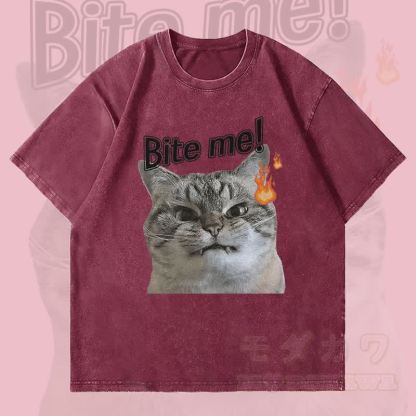 MODAKAWA BITE ME Wütende Katze Grafik Unisex Vintage Washed T-Shirt - Weinrot - 4XL - image 3