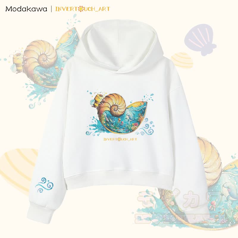 MODAKAWA X INVERTOUCH_ART Ocean Shell Bee Graphic Modakawa Cropped Cotton Hoodie - Weiß B - 3XL - image 8
