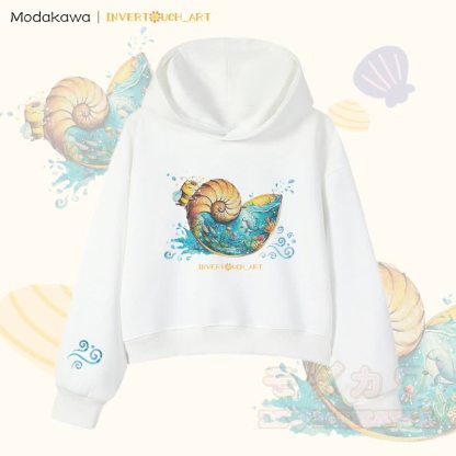MODAKAWA X INVERTOUCH_ART Ocean Shell Bee Graphic Modakawa Cropped Cotton Hoodie - Weiß B - 3XL - image 8