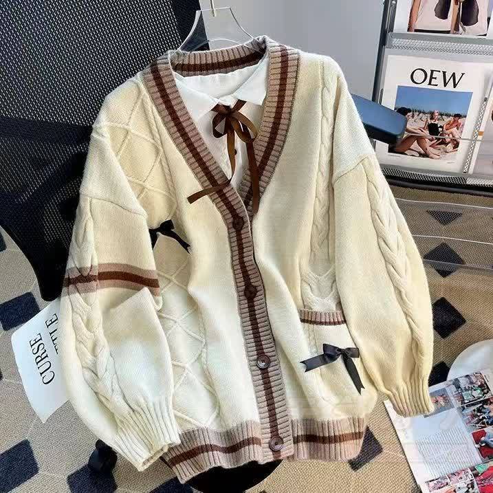 Preppy-Strickjacke mit Bluse, plissiertem Minirock und Krawatte – vierteiliges Set - image 8