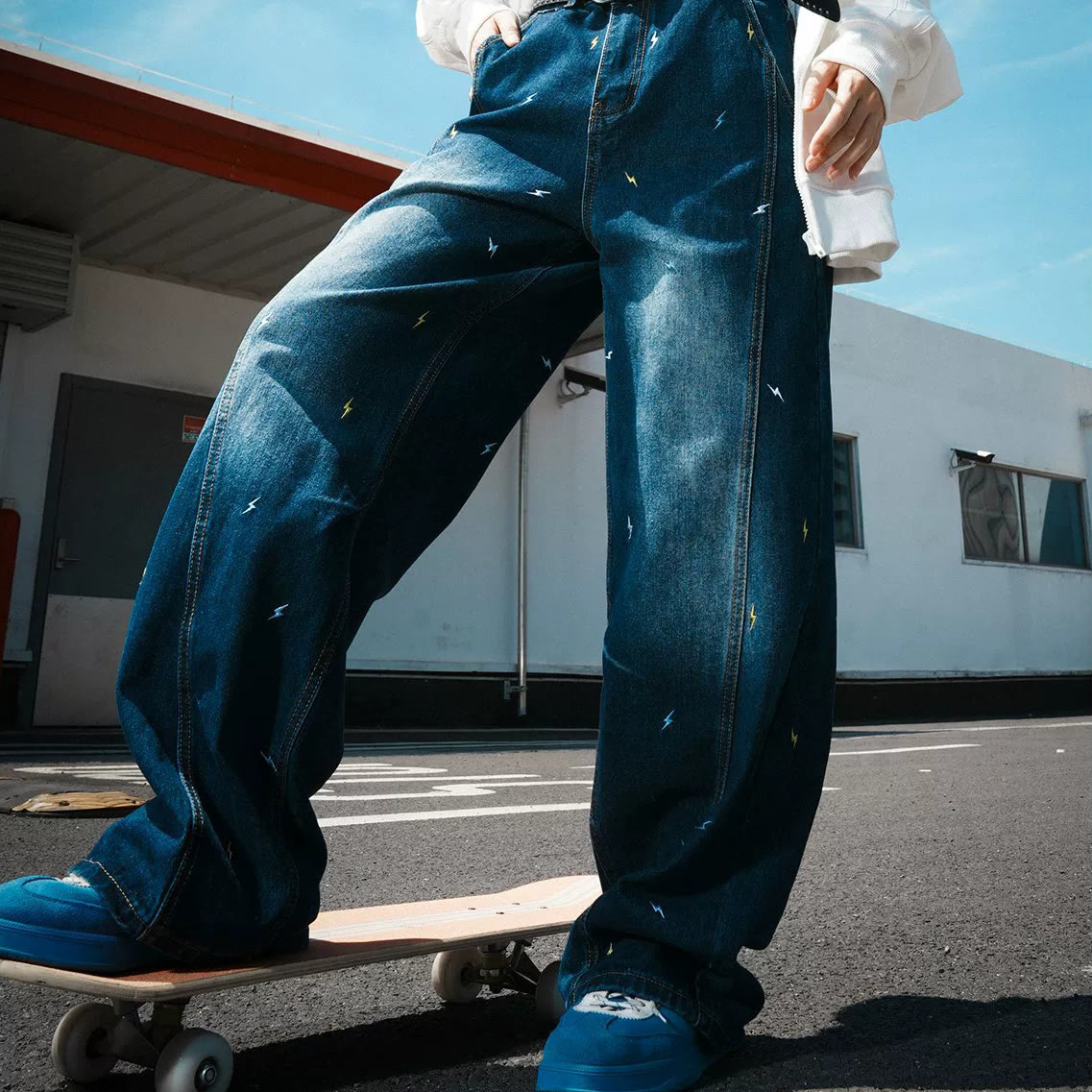 Vintage Jeans mit Blitzstickerei und weitem Bein - Dunkelblau - 3XL - image 7
