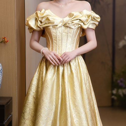 Schulterfreies, bauschiges Abendkleid - image 3