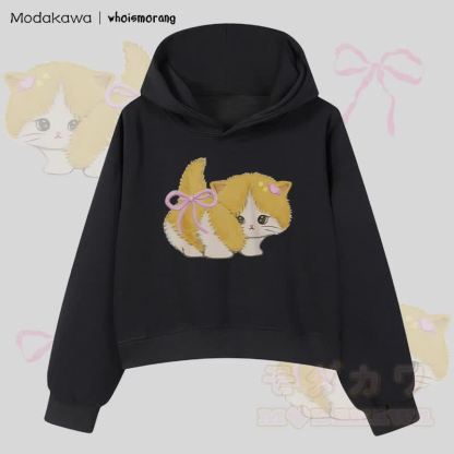 MODAKAWA X whoismorang Bow Tail Cat Graphic Cropped Cotton Hoodie - Schwarz - 3XL - image 4