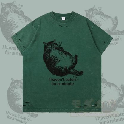 Ich habe seit einer Minute nichts gegessen – Modakawa T-Shirt mit Katzenmotiv und Rissen - Grün - 2XL - image 4