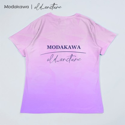 MODAKAWA X old_arcture T-Shirt mit Farbverlauf und Blaubeerkuchen-Buchstabendruck - image 4