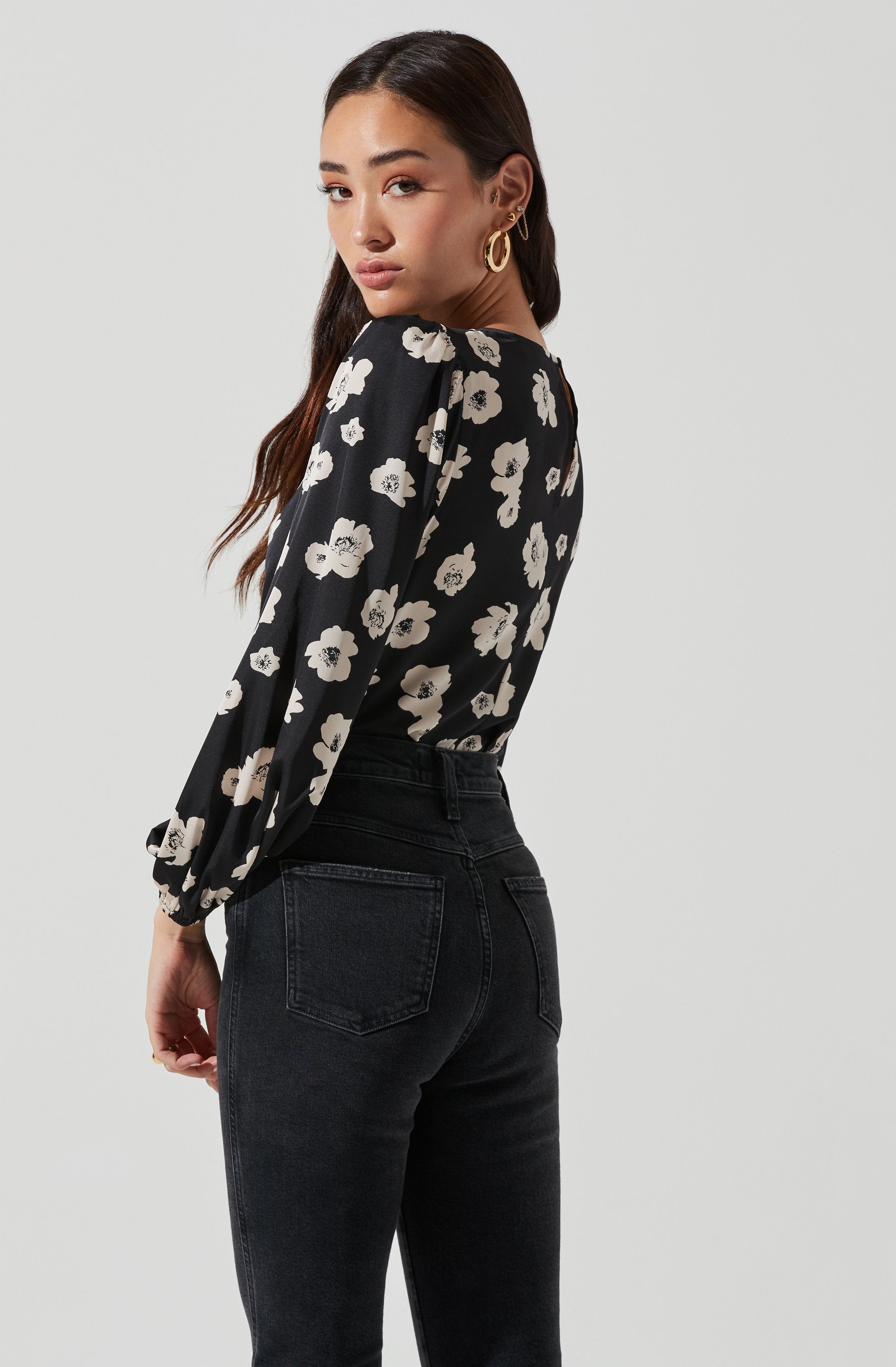 Key Hole Cutout Long Sleeve Top-Aljck