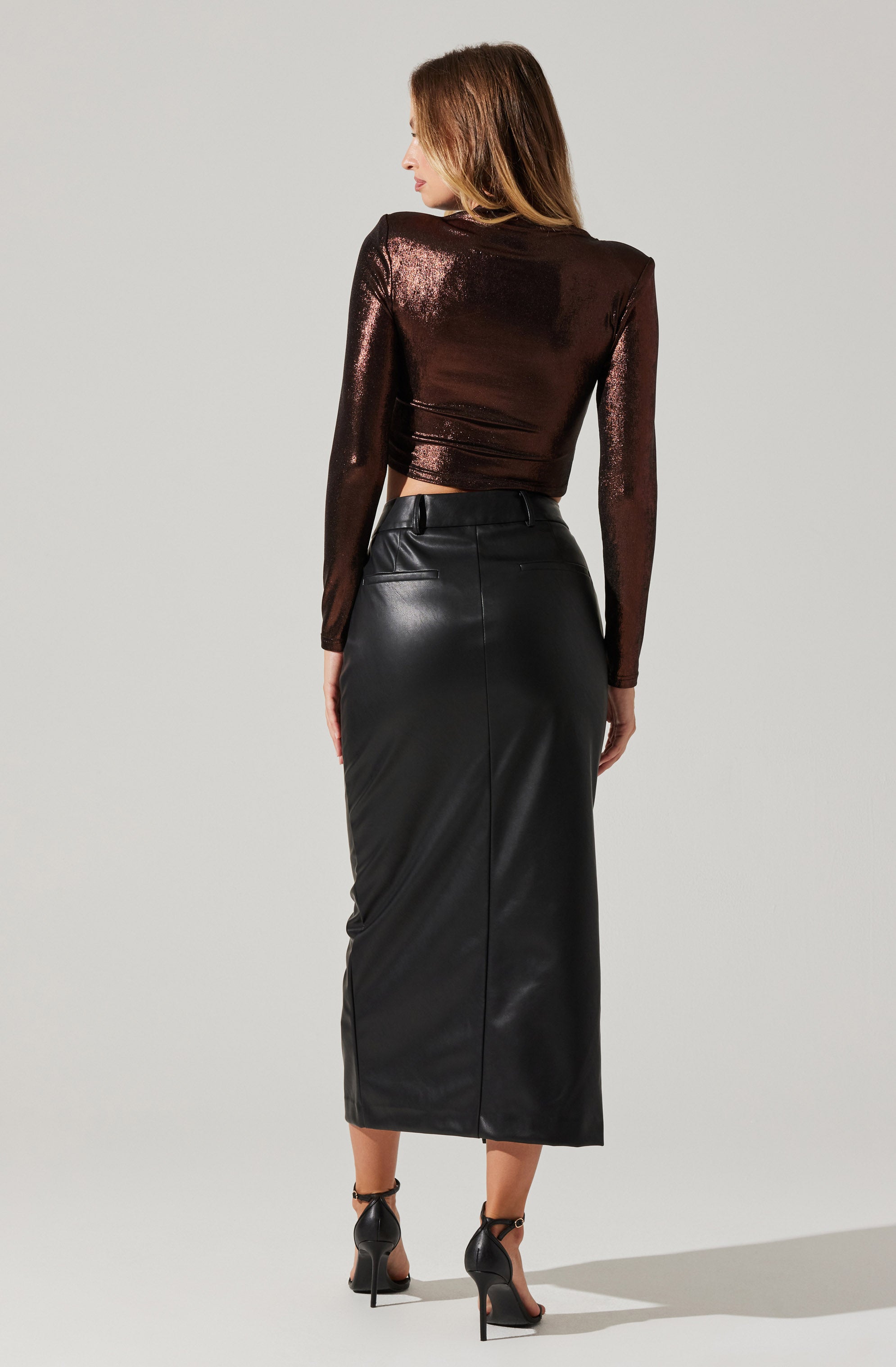 Metallic Keyhole Mock Neck Top-Aljck