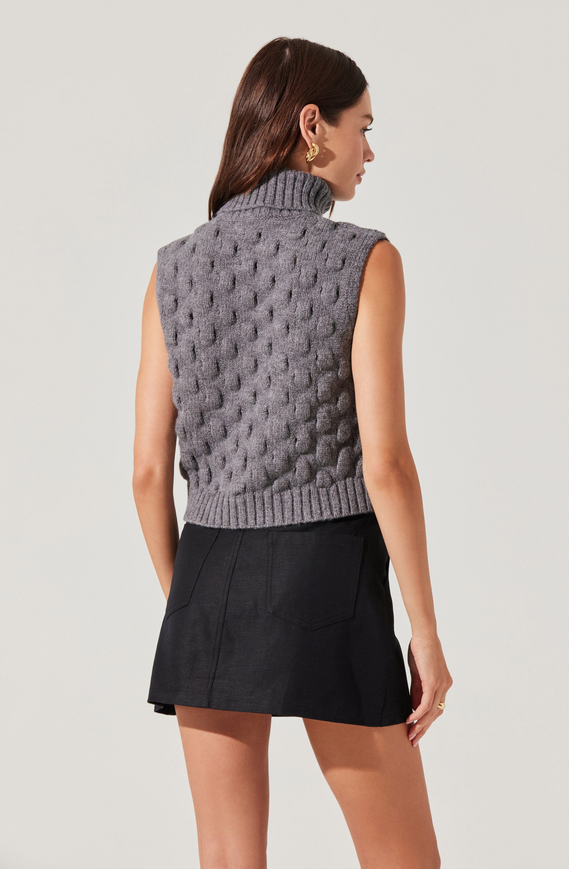 Textured Turtleneck Sweater Vest-Aljck