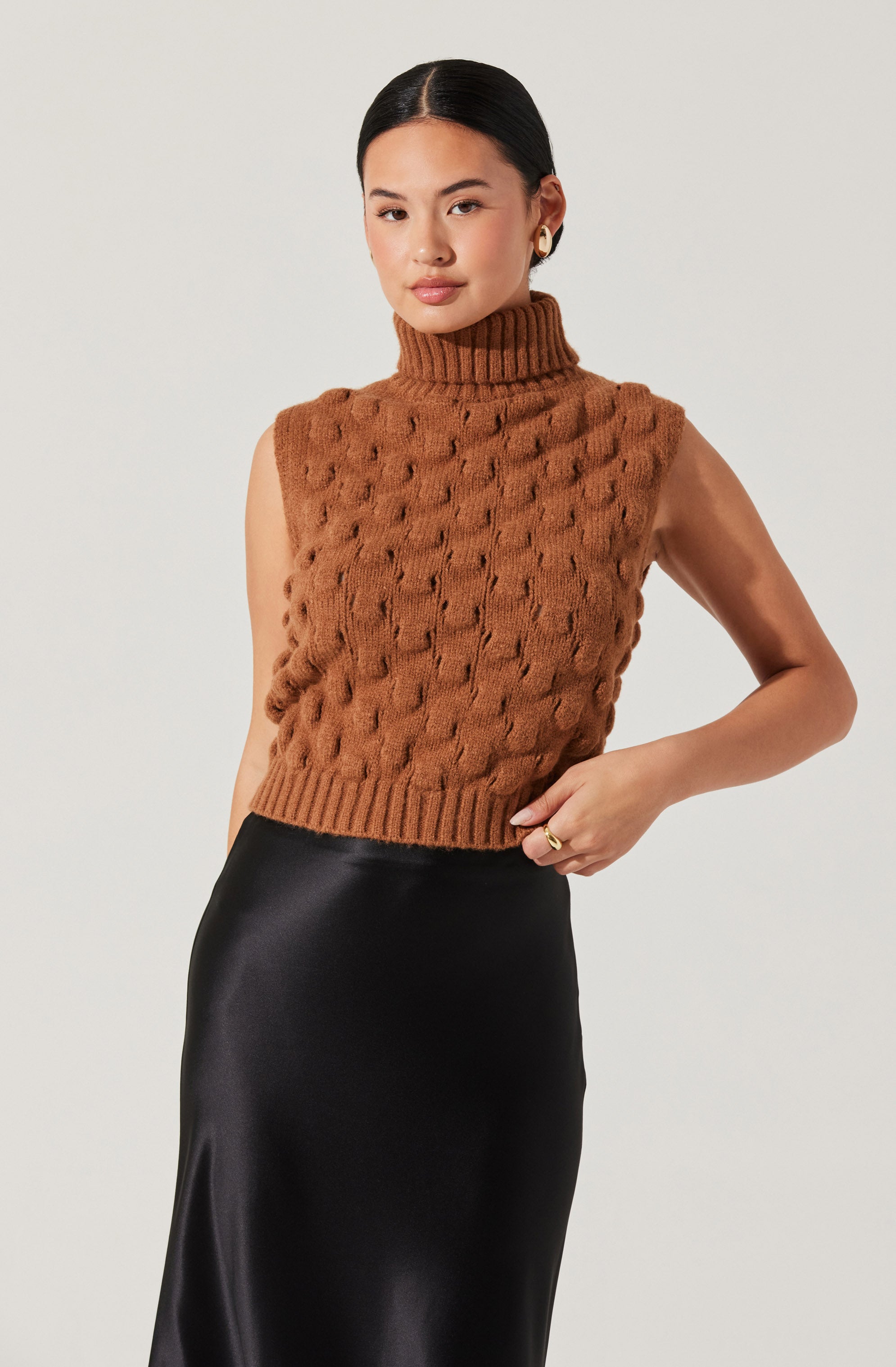 Textured Turtleneck Sweater Vest-Aljck