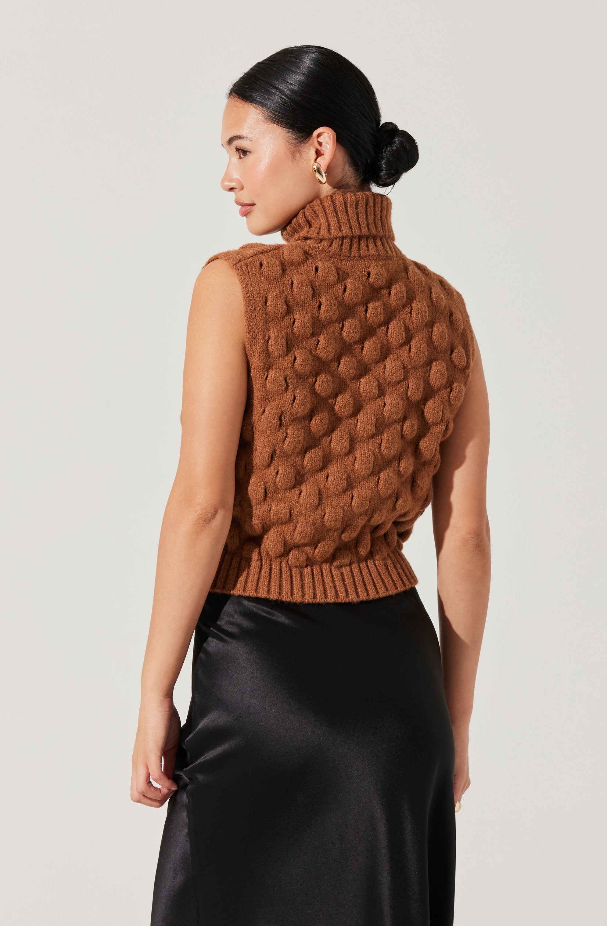 Textured Turtleneck Sweater Vest-Aljck
