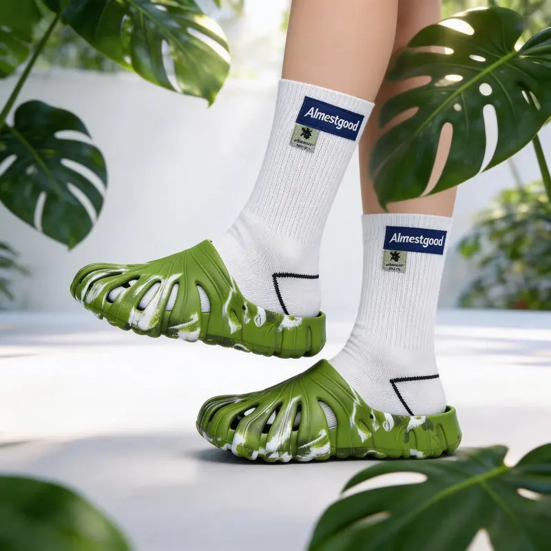 2026 New Unisex Garden Clogs  Slip-Resistant Thick Sole Plant Slippers in Natural Style Breathable Nonslip house slippers slippers Soft Walking Shoes