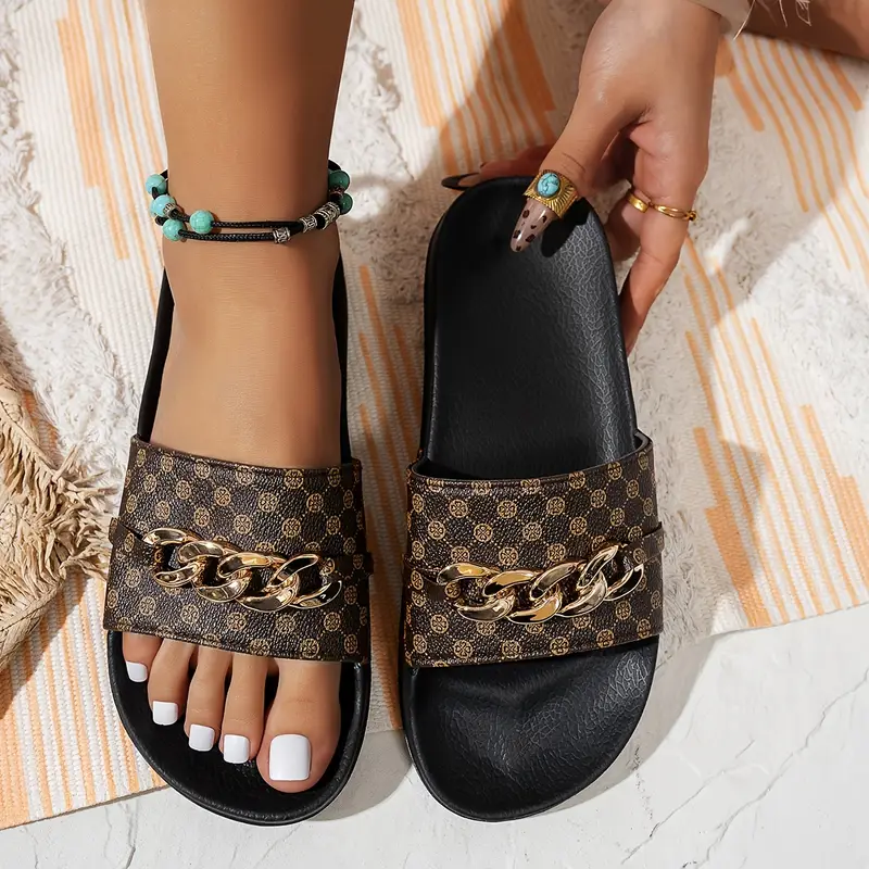 The EVA women's slippers chain decoration is very light, fashionable, elegant and high-end. It is simple and versatile, with a light and breathable feel. It is a must-have slippers for everyone