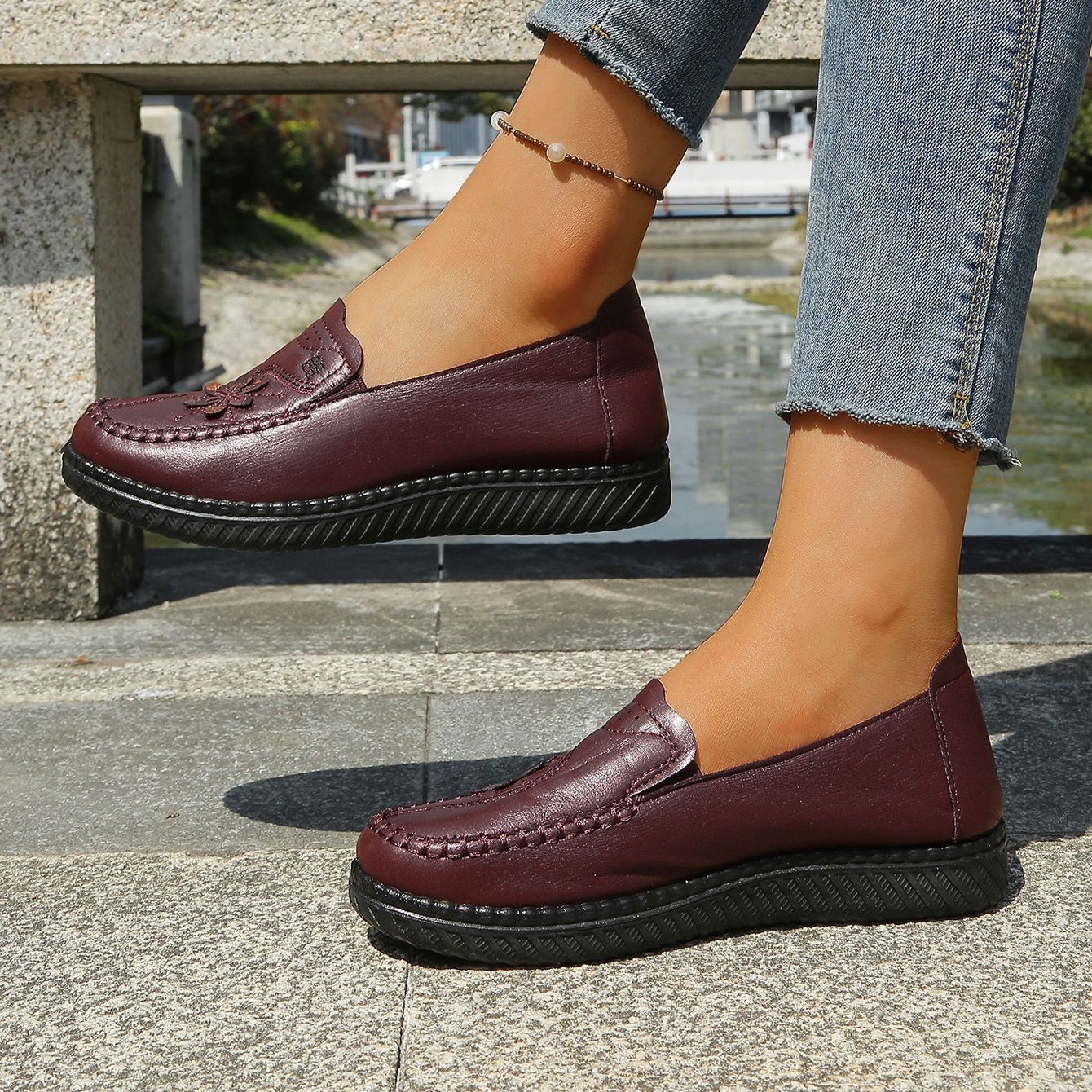 🔥Last Day 60% OFF Women's PU Leather Slip-On Loafers, Soft Sole Anti-Slip Breathable Shoes for Middle-Aged Women, Casual Footwear for Spring and Fall