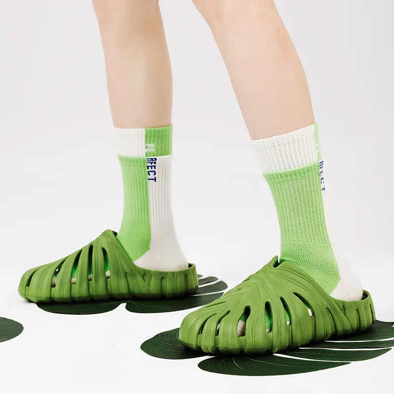 2026 New Unisex Garden Clogs  Slip-Resistant Thick Sole Plant Slippers in Natural Style Breathable Nonslip house slippers slippers Soft Walking Shoes