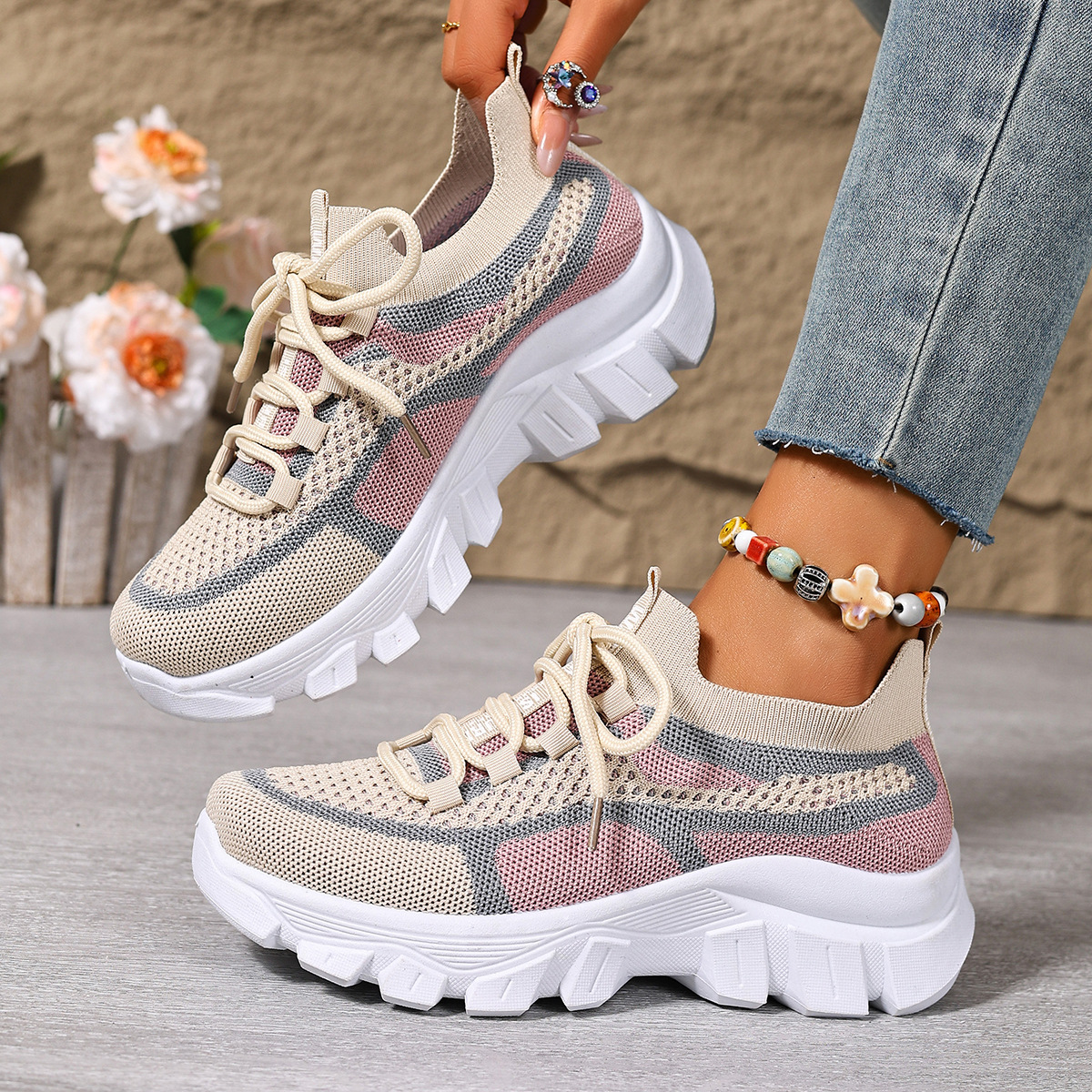 Women's lightweight, breathable, thick-soled sneakers