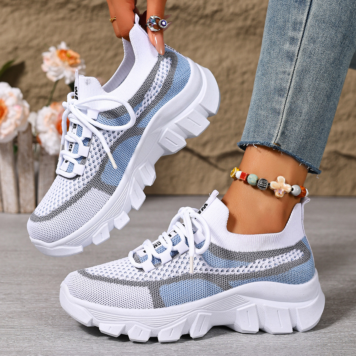 Women's lightweight, breathable, thick-soled sneakers