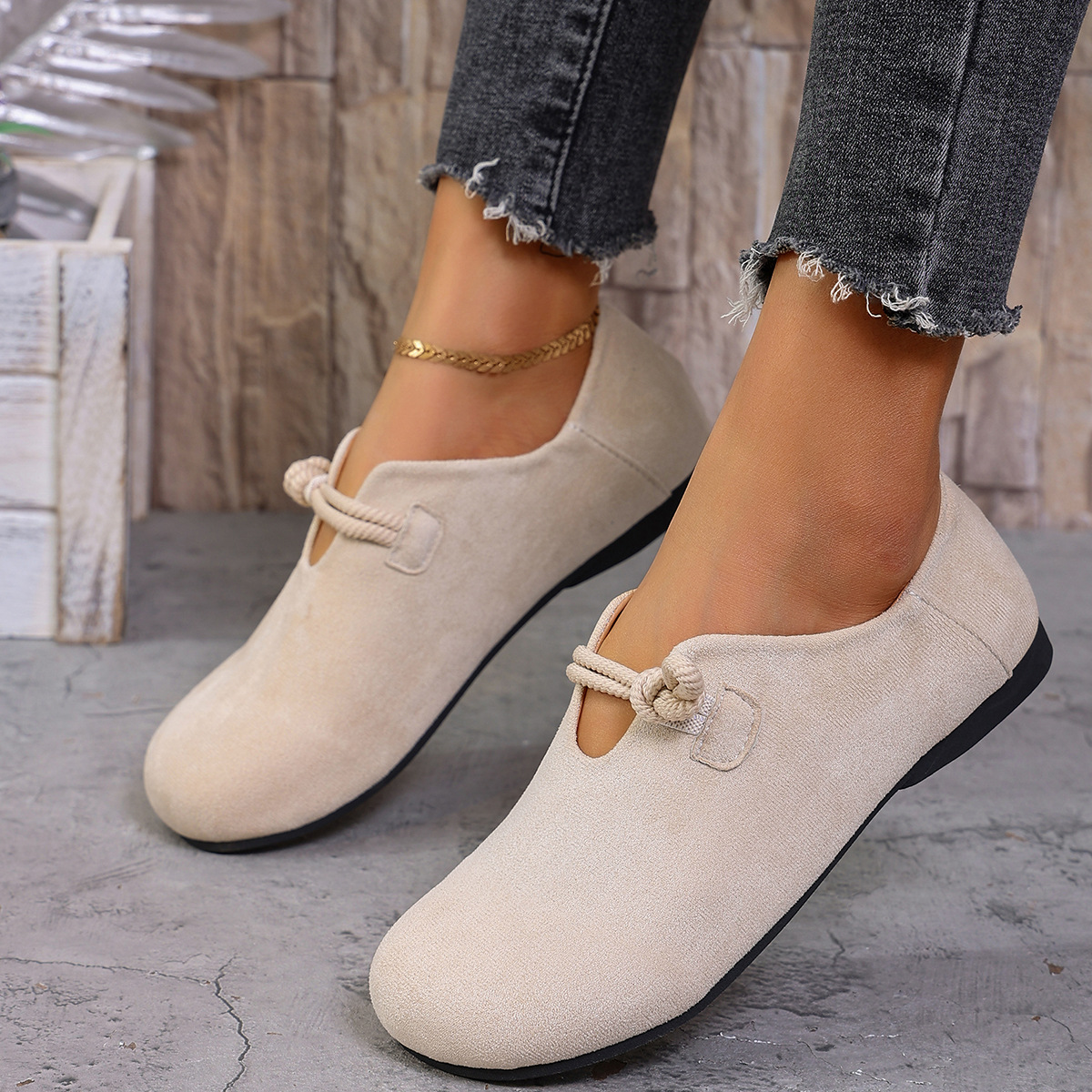 Women's solid color flat work shoes