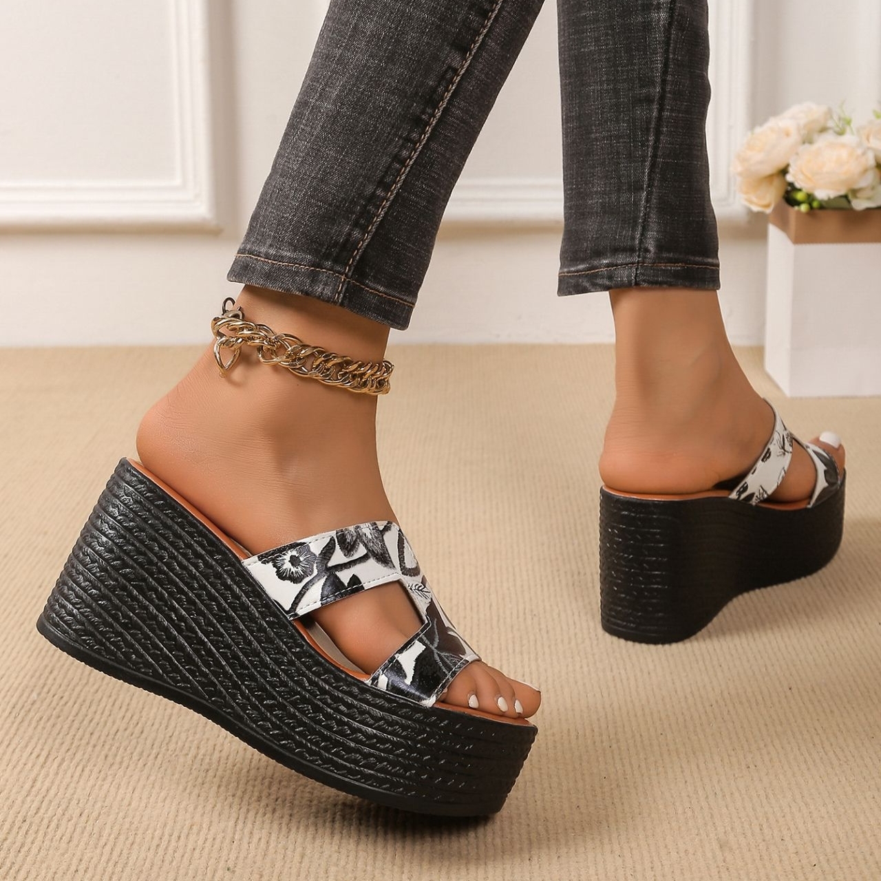 📢🔥Women's thick-soled wedge high-heeled slippers