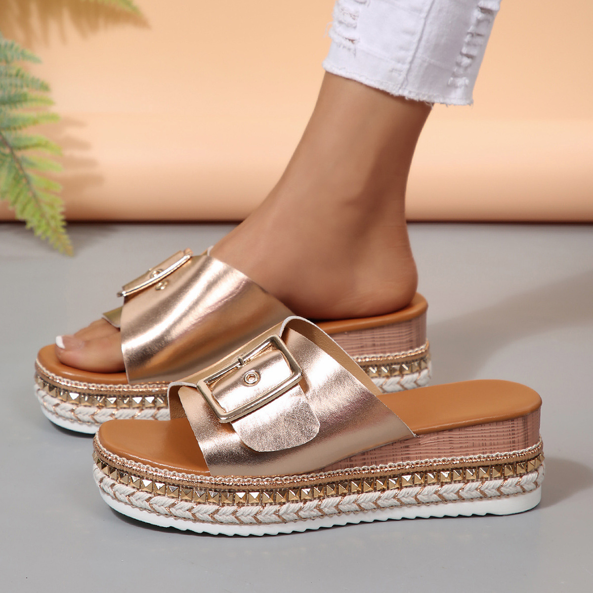 📢🔥Women's new summer wedge slippers