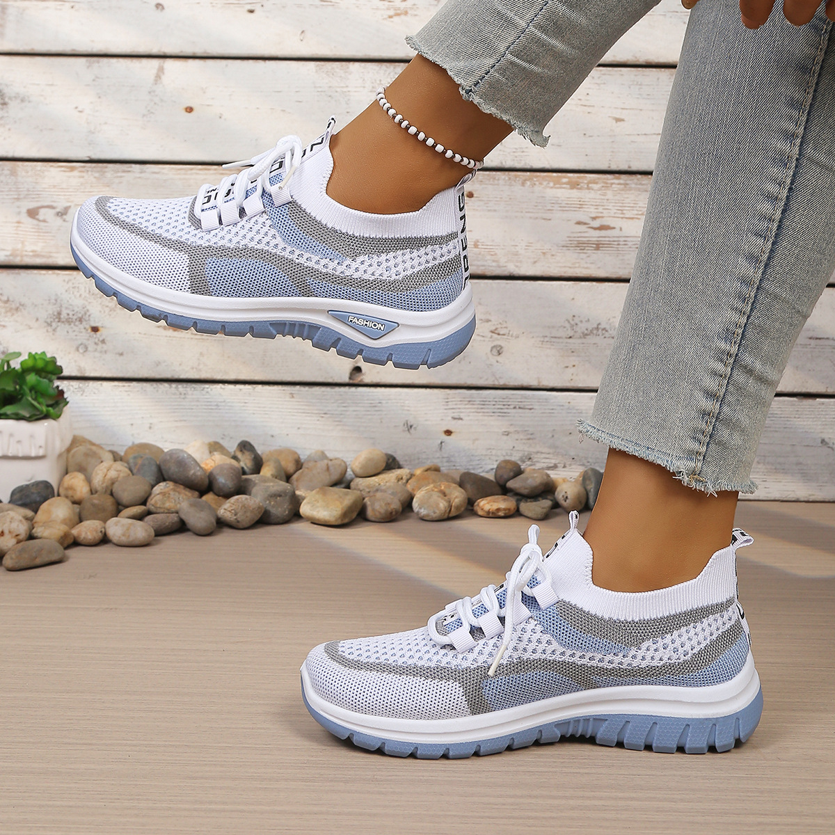 Women's lightweight, comfortable and breathable sneakers