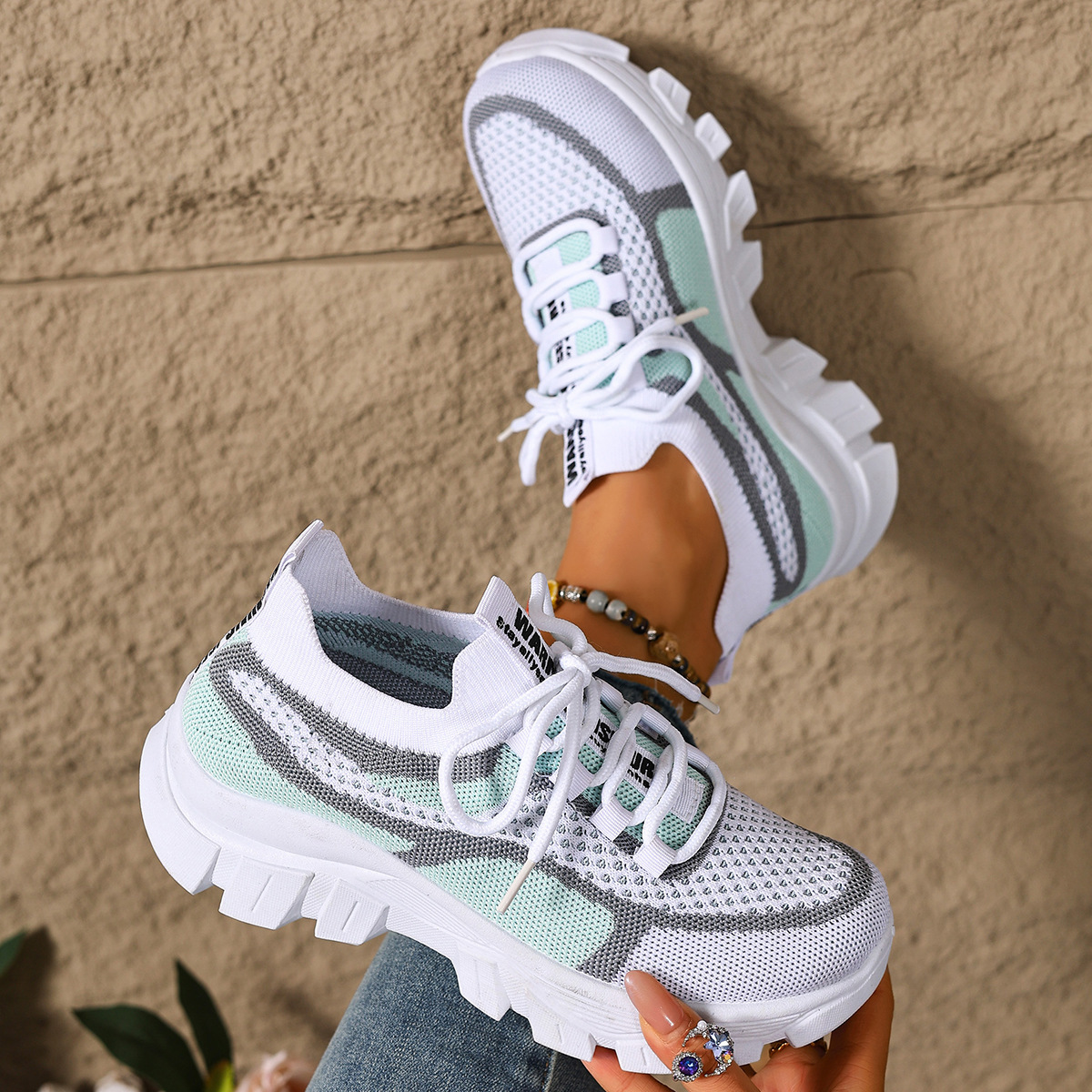 Women's lightweight, breathable, thick-soled sneakers