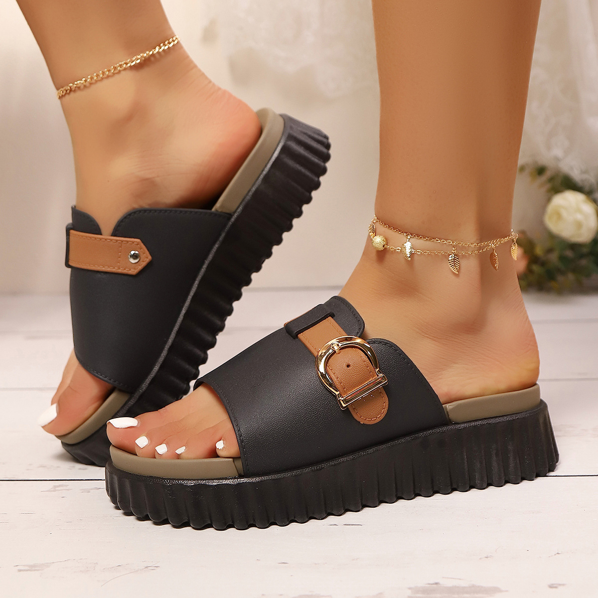 🔥Women's summer soft sole leather slippers