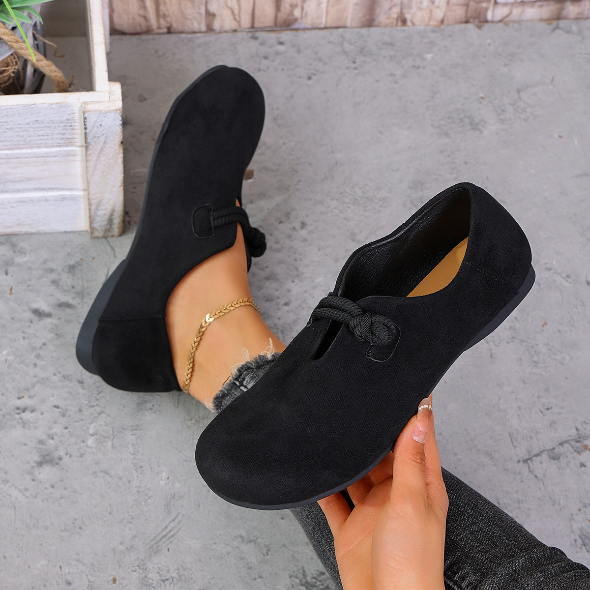 Women's solid color flat work shoes