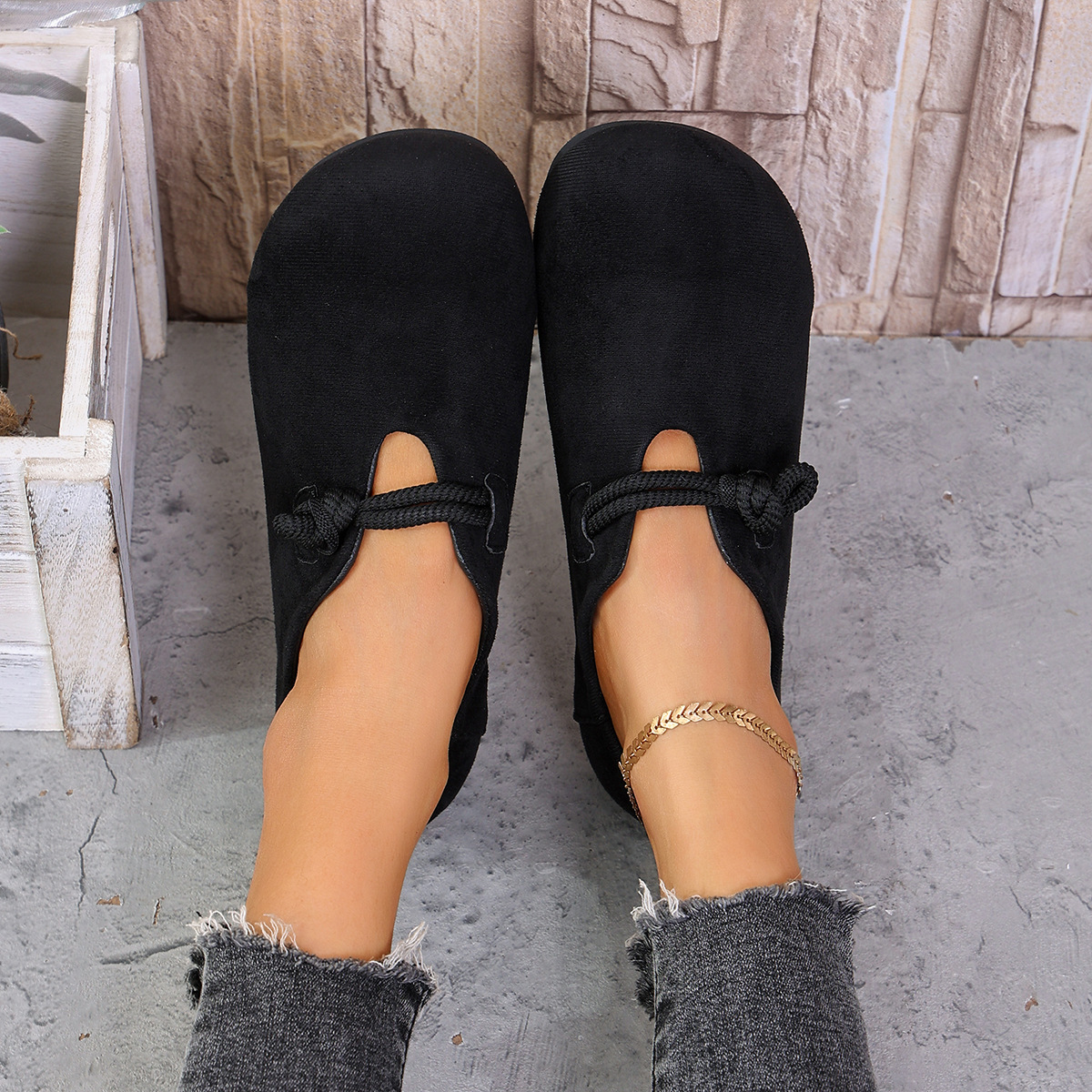 Women's solid color flat work shoes