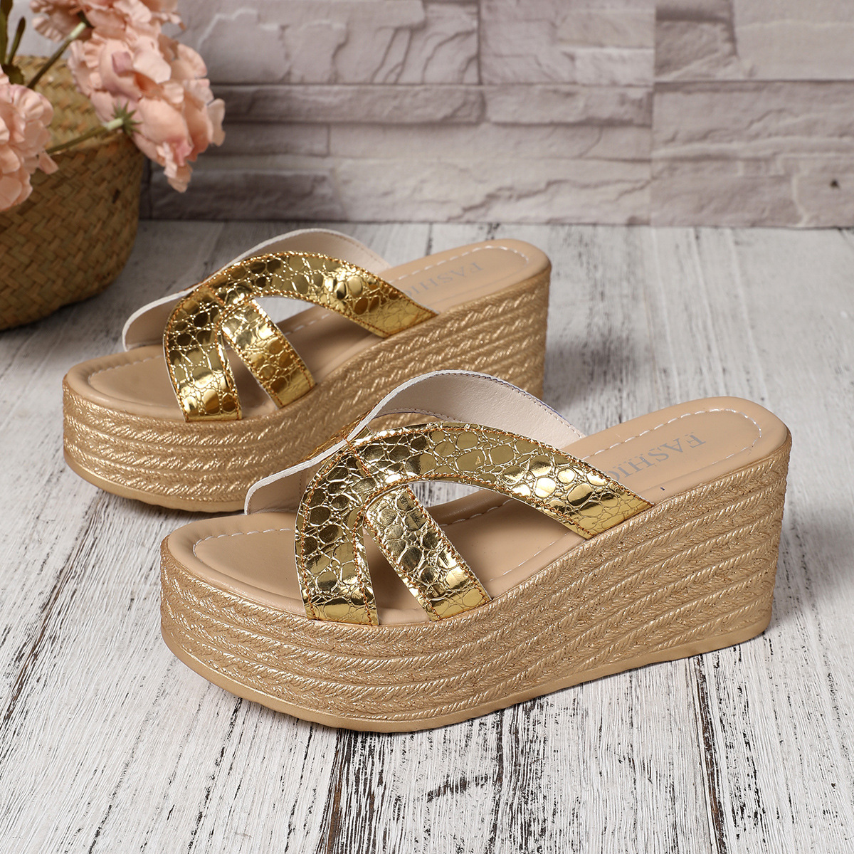 📢🔥Women's new summer high heel slippers