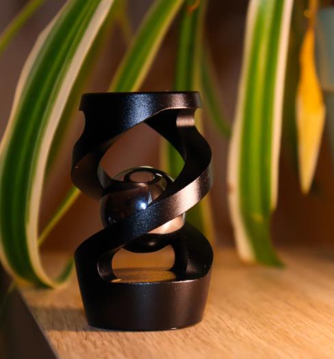 🔥🔥RUILBER - Gravity Defying Kinetic Desk Toy