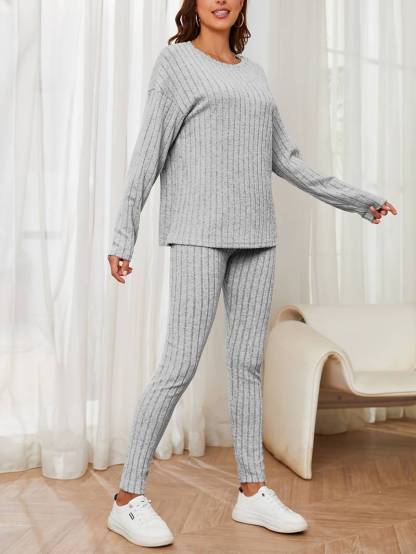 Casual 2-piece set of t-shirt and pants with long sleeves