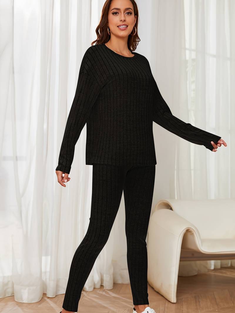Casual 2-piece set of t-shirt and pants with long sleeves