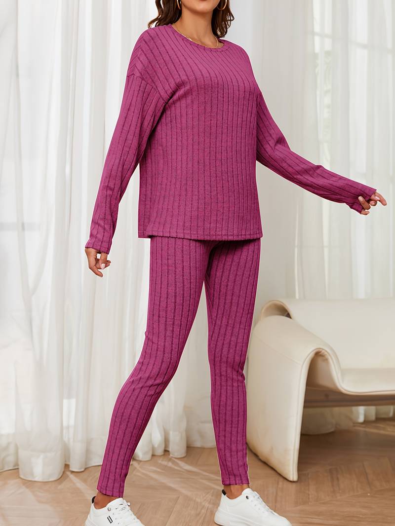 Casual 2-piece set of t-shirt and pants with long sleeves