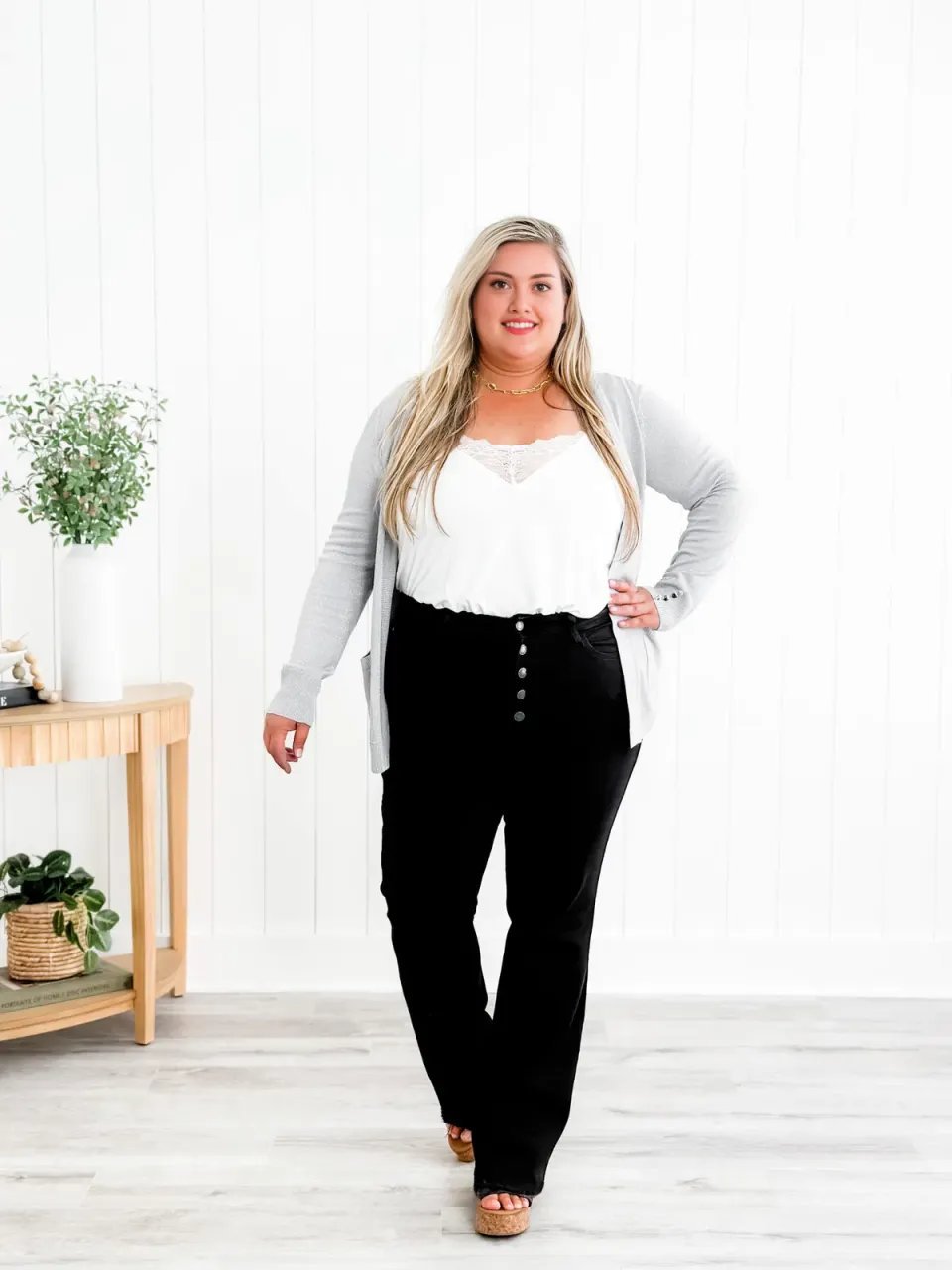 🔥HOT SALE-Mid Rise Button Fly Bootcut Jeans（Suitable for all body types）