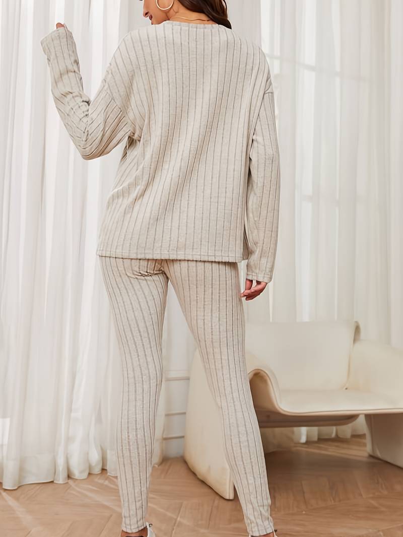 Casual 2-piece set of t-shirt and pants with long sleeves