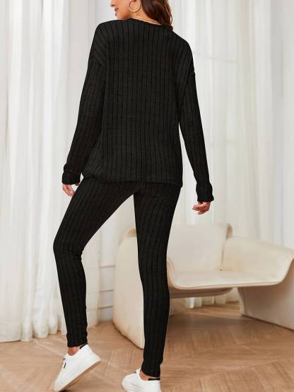 Casual 2-piece set of t-shirt and pants with long sleeves