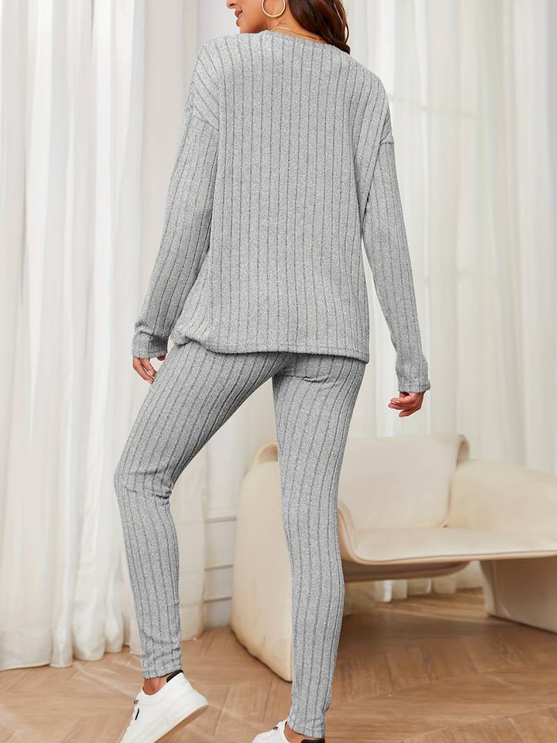 Casual 2-piece set of t-shirt and pants with long sleeves