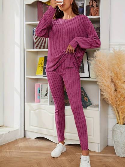 Casual 2-piece set of t-shirt and pants with long sleeves