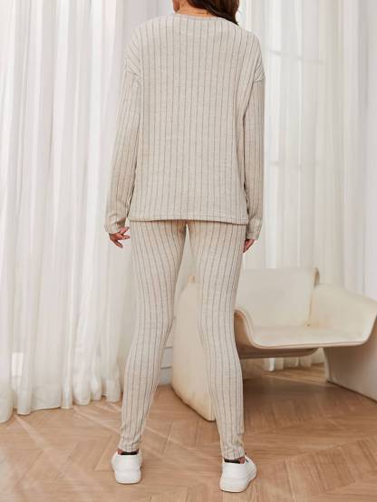 Casual 2-piece set of t-shirt and pants with long sleeves