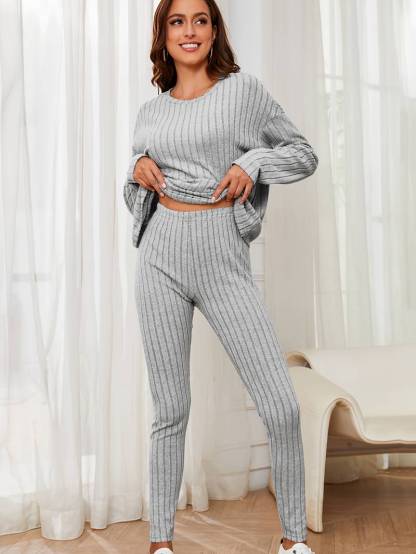 Casual 2-piece set of t-shirt and pants with long sleeves
