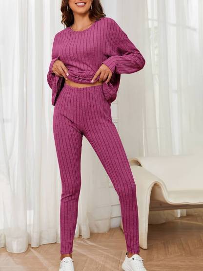 Casual 2-piece set of t-shirt and pants with long sleeves