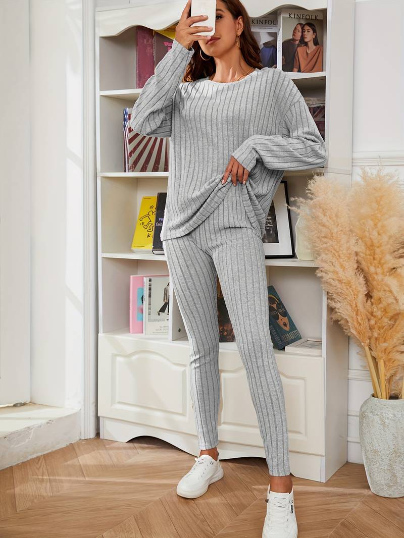 Casual 2-piece set of t-shirt and pants with long sleeves