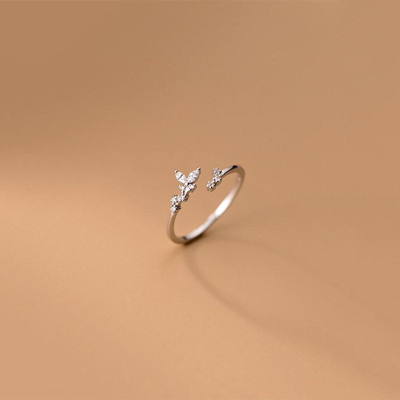 Delicate Silver Ring Adorned with Zirconia-tidenox