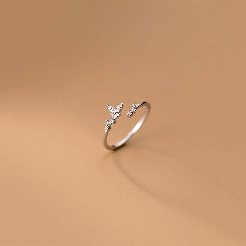 Delicate Silver Ring Adorned with Zirconia-tidenox
