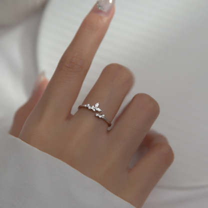 Delicate Silver Ring Adorned with Zirconia-tidenox